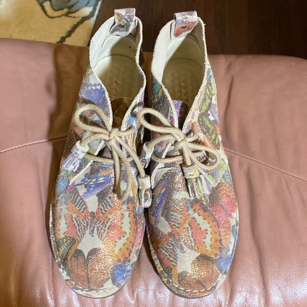 HUSH PUPPIES leather lace up booties. Shimmery butterfly print. Comfortable!!